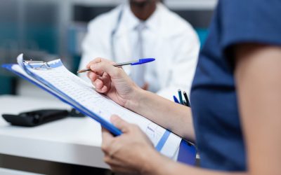 Médico internista puede ayudar a prevenir el cáncer en sus pacientes